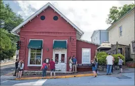  ?? DANIEL LIN / ASSOCIATED PRESS ?? Passersby gather to take photos in front of the Red Hen Restaurant in Lexington, Va. The restaurant has become internatio­nally famous since Sarah Huckabee Sanders and her party were asked to leave on June 22.