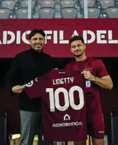  ?? ?? Centenario Davide Vagnati, direttore tecnico del club granata, e Karol Linetty ieri al Filadelfia