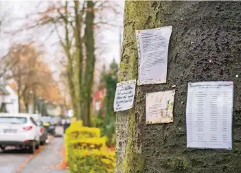  ?? FOTO: TANJA PICKARTZ ?? Ein Platz für Tratsch und Klatsch: Die Bissinghei­mer benutzen diesen Baum als Pinnwand.