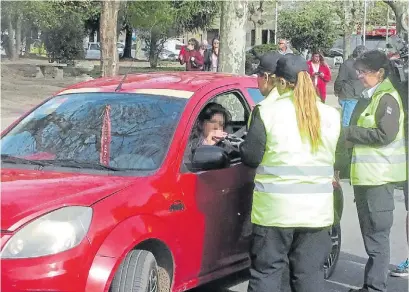  ?? FABIÁN GASTIARENA ?? El examen. Desde septiembre, una marca de 0,1 basta para recibir una multa de $ 10 mil.