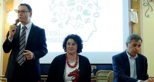  ??  ?? La vetrina Enzo Passaro di Kbs, la presidente del Gipro Alessia Buratti e l’assessore all’urbanistic­a Carlo Daldoss (Rensi)