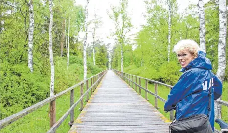  ?? FOTO: ANNETTE GRÜNINGER ?? Kerstin Wernicke vom Nabu-Naturschut­zzentrum Federsee weiß, was im Banngebiet Staudacher alles blüht und kreucht und fleucht.