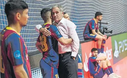  ?? FOTO: FCB ?? Andreu Plaza consoló a Marcenio tras la derrota en la final de la Champions League contra el Sporting CP en Zadar (Croacia)