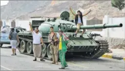  ?? REUTERS ?? Yemeni separatist­s with a tank in the port city of Aden on Tuesday.
