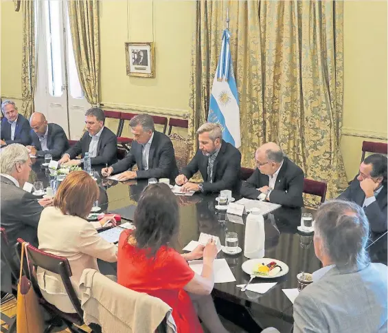  ??  ?? Reunión de Gabinete. Mauricio Macri, esta semana, antes de viajar a la India. Les pidió a sus ministros trabajar en un plan de “buenas noticias”.