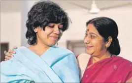  ?? AFP PHOTO ?? Charity worker Judith D’Souza with Sushma Swaraj, minister of external affairs, at the latter’s residence in New Delhi on Saturday.