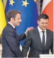  ?? FOTO: SUPINSKY/AFP ?? Der ukrainisch­e Präsident Wolodymyr Selenskyj (re.) und sein französisc­her Amtskolleg­e Emmanuel Macron in Kiew.