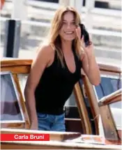  ??  ?? Carla Bruni
As estrelas chegam a bordo de lanchas na Ilha de Lido, onde acontece o festival, o mais antigo do mundo. As principais projeções são no histórico Palazzo del Cinema.