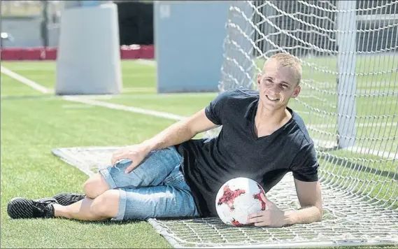  ?? FOTO: MANEL MONTILLA ?? Jasper Cillessen posa para MD en el campo número 9 de la Ciutat Esportiva tras la primera sesión de entrenamie­nto pensando en la final de la Copa del sábado en el Calderón