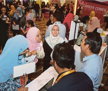  ?? [FOTO YAZIT RAZALI/BH] ?? Orang ramai mengunjung­i pameran kerjaya Career Comeback Networking & Job Fair Talentcorp, baru-baru ini. anjuran