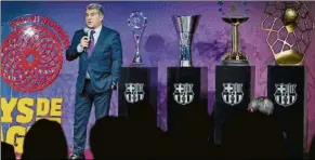  ?? FOTO: PEP MORATA ?? Laporta, con ejemplares de los trofeos de las secciones del Palau Blaugrana