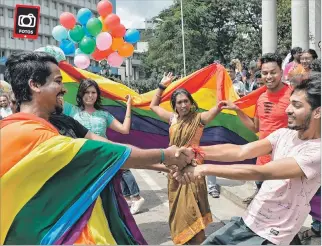  ?? MANJUNATH KIRAN / AFP ?? Festejo. Miembros de la comunidad LGTBI en Bangalore celebran la decisión del Tribunal Supremo indio.