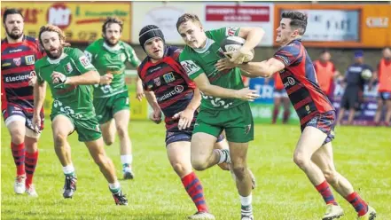  ?? Photo P. O. ?? À l’image de Mathieu Larronde, balle en main, face à Lourdes la saison dernière, Hasparren voudra proposer un jeu basé sur le mouvement cette année.