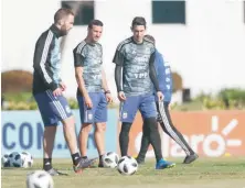  ??  ?? Los argentinos Ángel Di María (c) y Gonzalo Higuaín (i) participan en un entrenamie­nto en Ezeiza, Buenos Aires.