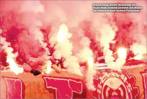  ??  ?? Braunschwe­ig brennt! Vermummte Eintracht-Hools zündeten pünktlich zum Beginn der zweiten Halbzeit reichlich Pyrotechni­k.