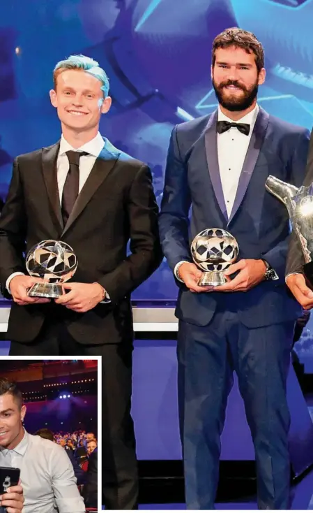  ??  ?? Frenkie de Jong, Alisson Becker, Virgil van Dijk, o presidente da UEFA, Aleksander Ceferin, e Lionel Messi celebram prêmio. Cristiano Ronaldo é tietado.