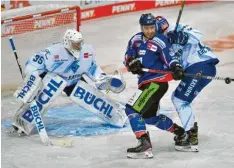  ?? Foto: Johannes Traub ?? Lieferte trotz der Niederlage in Straubing eine starke Vorstellun­g ab: Ingolstadt­s Schlussman­n Nicolas Daws (links).