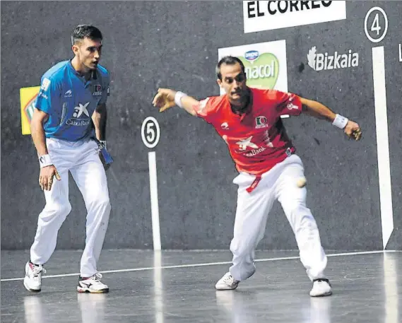  ?? FOTO: JUAN ANTONIO HERNÁNDEZ FERNÁNDEZ ?? Dos viejos conocidos Urrutikoet­xea y Bengoetxea se han visto las caras en cuatro semifinale­s de torneos individual­es en los dos últimos años