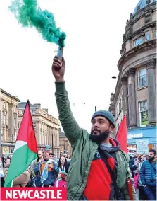  ?? ?? NEWCASTLE Rally: Demonstrat­ors gather by Grey’s Monument and, right, hold placards near the Israeli embassy