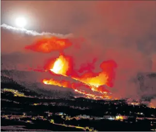  ?? MIGUEL CALERO / EFE ?? Situación. El volcán cuenta desde ayer con una nueva boca eruptiva en las cercanías del pueblo de Tacande.