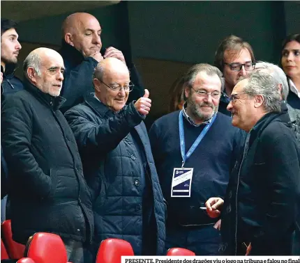  ??  ?? PRESENTE. Presidente dos dragões viu o jogo na tribuna e falou no final