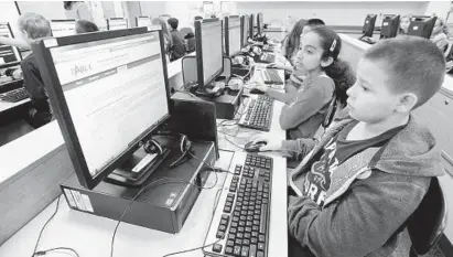  ?? BALTIMORE SUN STAFF ?? Fourth grade students at Marley Elementary School demonstrat­e how to take a sample version of the PARCC assessment test.