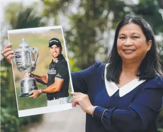  ?? Picture: MARK CALLEJA ?? Dening Day proudly holds a picture of son Jason after his PGA win.