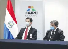  ??  ?? Federico González (izq.), acompañado del canciller Euclides Acevedo, asumió ayer la dirección de Itaipú.