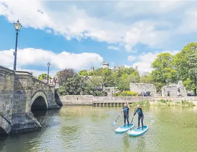  ?? ?? Paddle boarders in Arundel