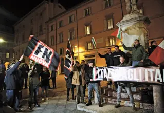  ??  ?? Simboli e slogan Bandiere e striscioni di Fn (fondata dall’ex Terza Posizione Fiore) ieri in piazza Galvani Sotto un banchetto di CasaPound in via dei Mille