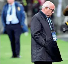  ??  ?? Nei guai Carlo Tavecchio è in discussion­e dopo l’eliminazio­ne