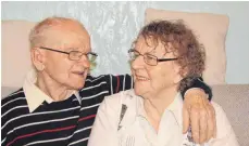  ?? FOTO: MOOSBRUCKE­R ?? Richard Paul und Elfriede Miozga feiern in Wehingen ihre Eiserne Hochzeit.