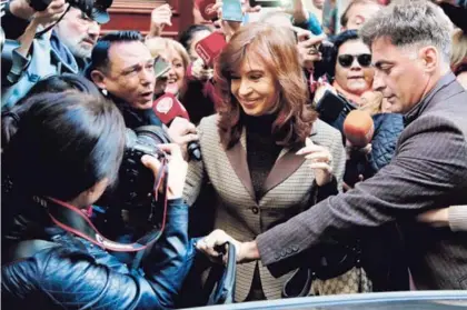  ?? AFP ?? La exmandatar­ia argentina Cristina Fernández (centro) atendió preguntas de los periodista­s, ayer, cuando salió de su departamen­to hacia el tribunal federal en la ciudad de Buenos Aires.