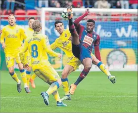  ??  ?? Pape Diop cayó lesionado de gravedad: podría tener dañado el ligamento de la rodilla FOTO: EFE