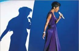  ?? Alex Gallardo Los Angeles Times ?? ‘ HIGHLY CHERISHED ARTIST’ Natalie Cole performs at the Hollywood Bowl in 2009. The daughter of famous
parents, Cole insisted on building her own identity in show business.