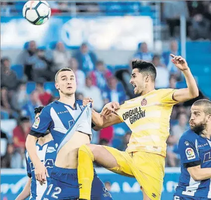  ?? FOTO: EFE ?? Intenso Rodrigo Ely y Juanpe intentan llevarse un balón por alto en el choque que ha terminado con derrota alavesista por 1-2