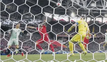  ?? GETTY IMAGES ?? Cristiano Ronaldo (izq.) observa el vuelo del balón tras su cabezazo de gol.