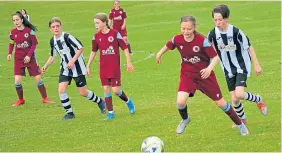  ?? ?? Dryburgh Athletic Girls (maroon) drew 3-3 with Dunfermlin­e in the SWF East Caroline Weir U/14 League at Lochee Park.