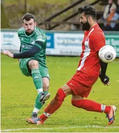  ?? Foto: Marcus Merk ?? Stefan Holl (links) erzielte im Spitzenspi­el den 1:0 Siegtreffe­r für den SSV Margerts hausen gegen den VfR Foret (rechts Yusuf Aktürk).