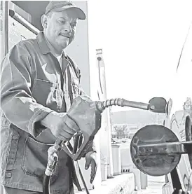  ?? FERNANDO CARRANZA ?? Empleados de gasolinera­s dicen que venden menos por las alzas