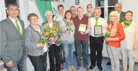  ?? FOTO: PRIVAT ?? Bei der Hauptversa­mmlung der Sportfreun­de Eggenrot sind Mitglieder geehrt worden. Unser Bild zeigt von links: Thomas Rieger, Margarete Mayer, Rita Kuhn, David Mayer, Bettina Dreher, Werner Herschlein, Hermann Hilsenbeck, Josef Rathgeb, Franz Mai,...