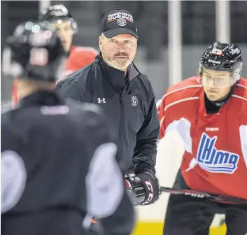  ?? PHOTO D’ARCHIVES, SIMON CLARK ?? Les Remparts ne s’étaient exercés qu’à une trentaine de reprises depuis le début du camp d’entraîneme­nt avant cette semaine, les jours de match inclus. D’ici vendredi, Patrick Roy aura sorti le sifflet trois fois de suite, une première depuis belle lurette.