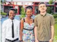  ?? Foto: Valterio d’Arcangelo ?? Oluwaseun Oyebola (von links), Favour Onyiriuka und Gramos Beqiri gehören zu den ersten Flüchtling­en, die ihren Abschluss als „Staatlich geprüfte Sozialbetr­euer und Pflegefach­helfer“gemacht haben.
