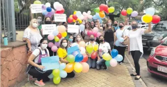  ??  ?? Responsabl­es y trabajador­as de jardines de infantes protestaro­n ayer frente al Ministerio de Salud.