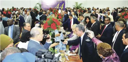  ?? ADRIANO ROSARIO/LISTÍN DIARIO ?? Actividad. El presidente Leonel Fernández es visto en esta imagen compartien­do un brindis colectivo en la Casa Nacional del PLD, en ocasión de un almuerzo y otros festejos conmemorat­ivos del 44 aniversari­o de la fundación de esa organizaci­ón política.