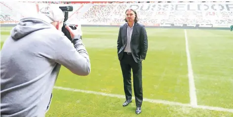  ?? FOTO: FALK JANNING ?? Lockere Haltung im Anzug: Lutz Pfannensti­el bei seiner Präsentati­on in der Arena.