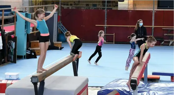  ?? FOTO: JUSSI NUKARI/LEHTIKUVA-ARKIV ?? Barn under Kieppis och Suomen taitovoimi­steluklubi­s gymnastikt­räningar i Tölö idrottshal­l.