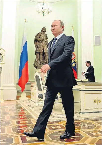  ?? ALEXEY DRUGINYN / EFE / RIA NOVOSTI POOL ?? Amb l’OSCE. El president rus, Vladímir Putin, va amb pas ferm a rebre el president de torn de l’OSCE, el suís Didier Burkhalter, al Kremlin