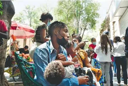  ?? LAURA LOVERA ?? Migrantes haitianos en espera de ser atendidos en oficinas de la Comar en la capital del país