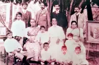  ??  ?? From the family album: Mallika and husband Mudliyar Don Carolis Hewavitarn­e with their children and grandchild­ren